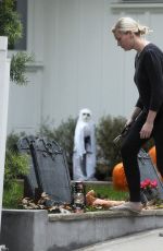 KIRSTEN DUNST Making Halloween Decorations at Her House