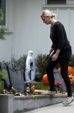 KIRSTEN DUNST Making Halloween Decorations at Her House