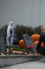 KIRSTEN DUNST Making Halloween Decorations at Her House