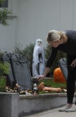 KIRSTEN DUNST Making Halloween Decorations at Her House