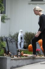 KIRSTEN DUNST Making Halloween Decorations at Her House