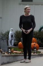 KIRSTEN DUNST Making Halloween Decorations at Her House