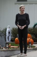 KIRSTEN DUNST Making Halloween Decorations at Her House