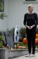 KIRSTEN DUNST Making Halloween Decorations at Her House