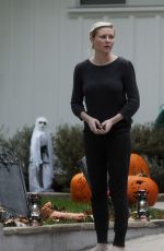 KIRSTEN DUNST Making Halloween Decorations at Her House