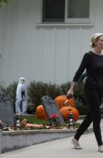 KIRSTEN DUNST Making Halloween Decorations at Her House