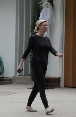 KIRSTEN DUNST Making Halloween Decorations at Her House