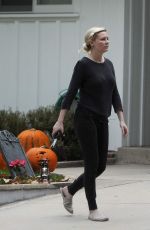 KIRSTEN DUNST Making Halloween Decorations at Her House