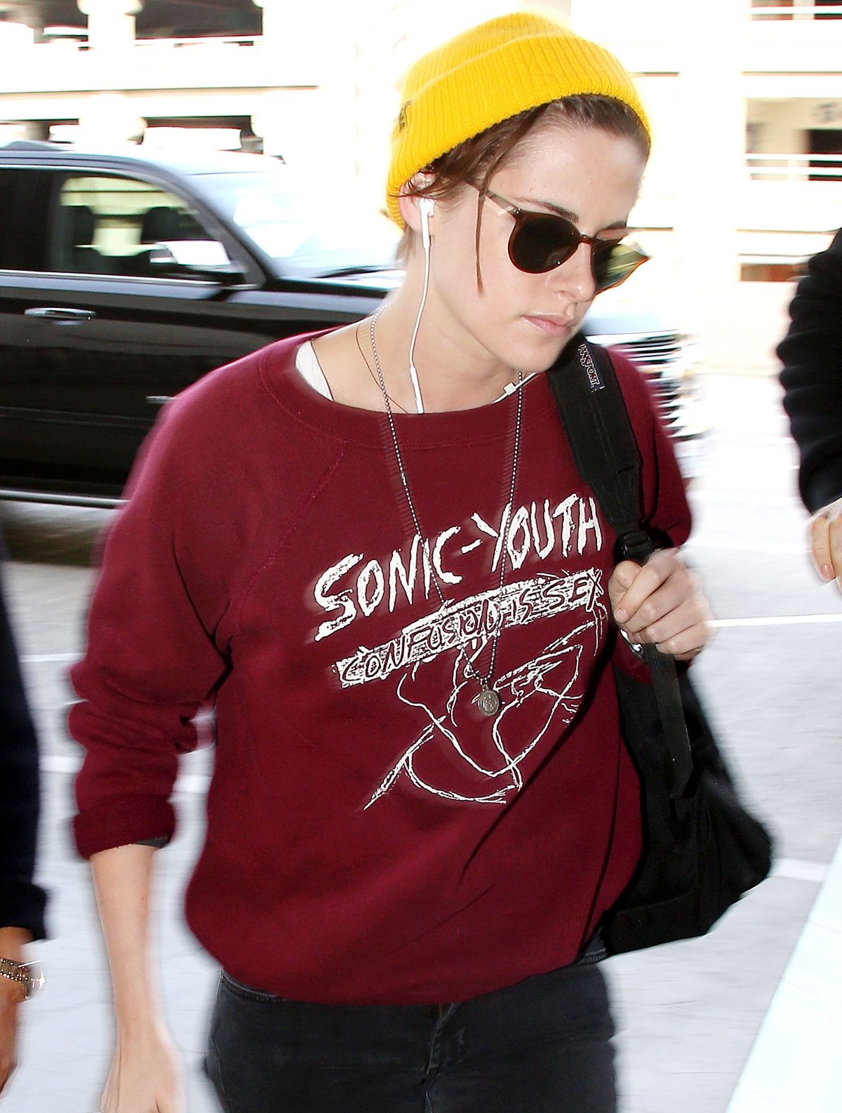 KRISTEN STEWART at Los Angeles International Airport 1711 KRISTEN STEWART at Los Angeles International Airport 1711