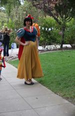MOLLY SIMS at Trick or Treating in Brentwood