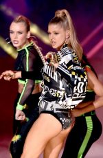 STACY FERGIE FERGUSON Performs at 2014 American Music Awards in Los Angeles