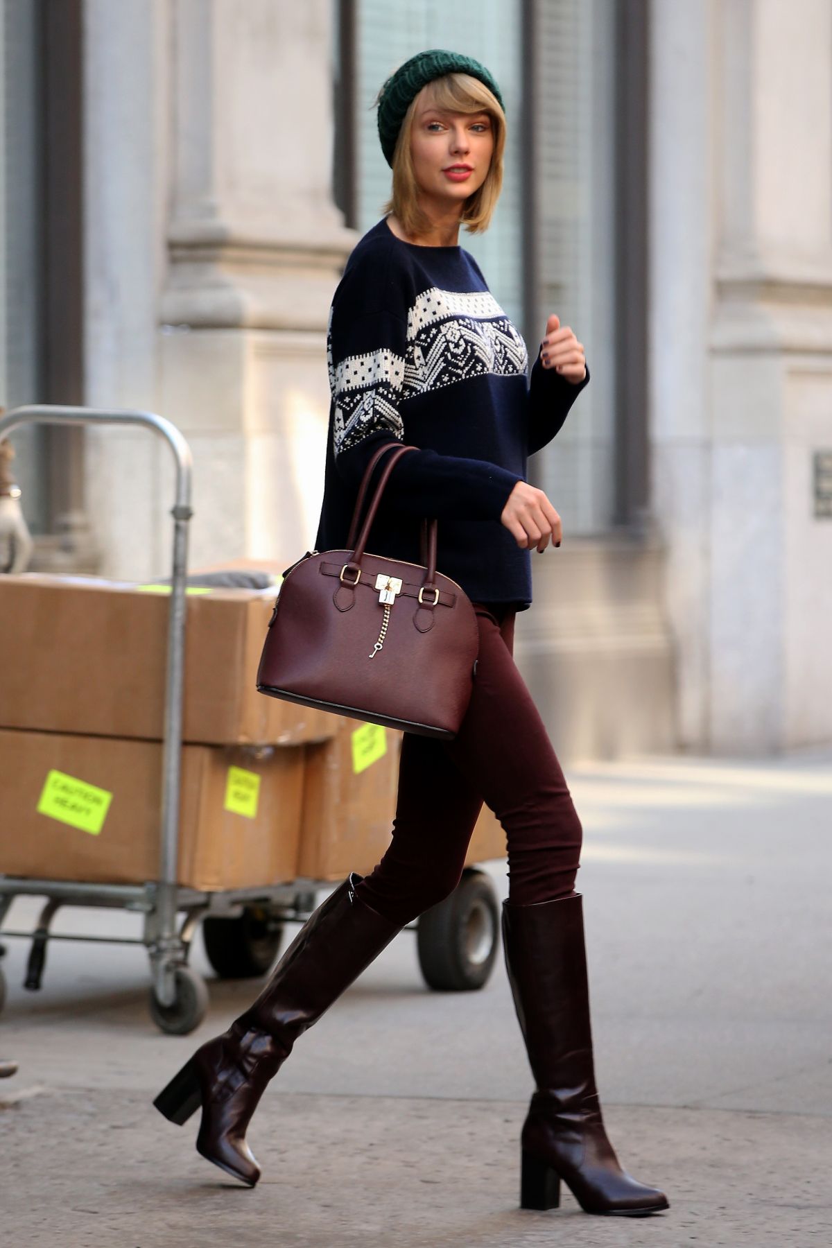 TAYLOR SWIFT Leaves Her New York’s Apartment – HawtCelebs