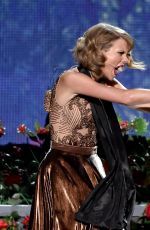 TAYLOR SWIFT Performs at 2014 American Music Awards in Los Angeles
