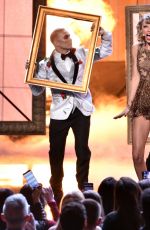 TAYLOR SWIFT Performs at 2014 American Music Awards in Los Angeles