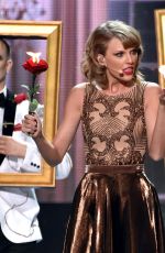 TAYLOR SWIFT Performs at 2014 American Music Awards in Los Angeles