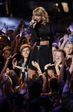 TAYLOR SWIFT Performs at The Voice in Los Angeles