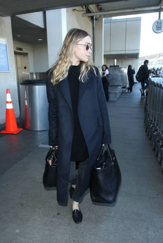 ASHLEY OLSEN at Los Anngeles International Airport