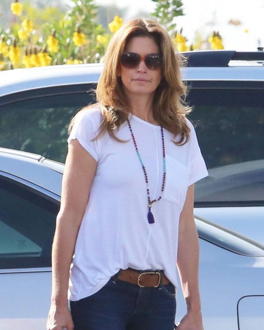 CINDY CRAWFORD at Farmer's Market