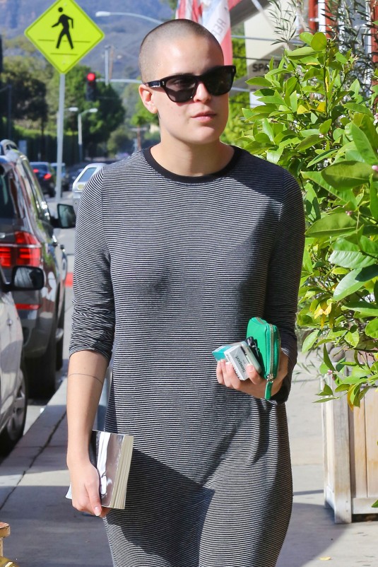 Demi Moore nad Bruce Willis' Daughter TALLULAH WILLIS with shaved head