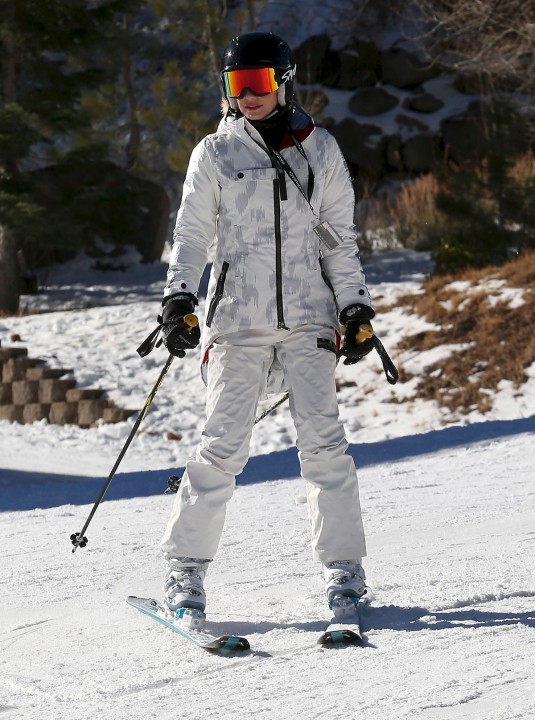 GWEN STEFANI Skiing