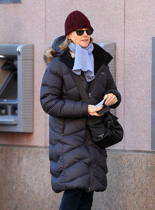 JODIE FOSTER Takes Out Money From a ATM