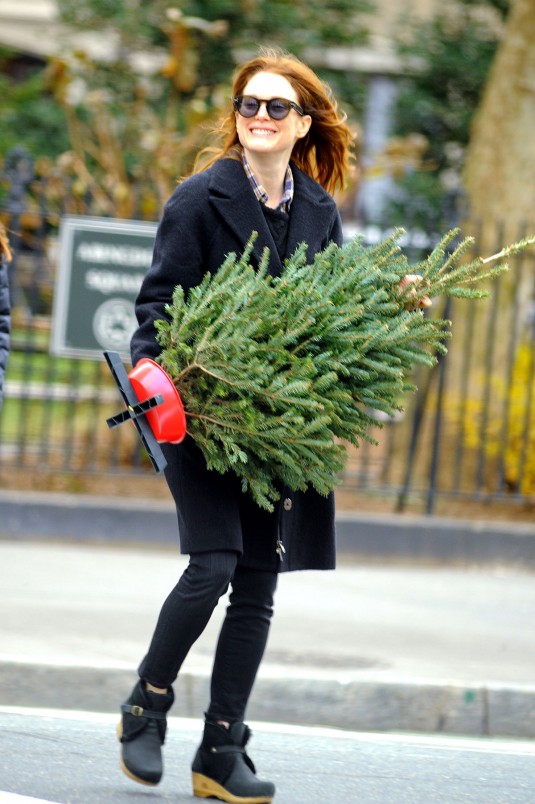 JULIANNE MOORE Shopping a Christmas Tree