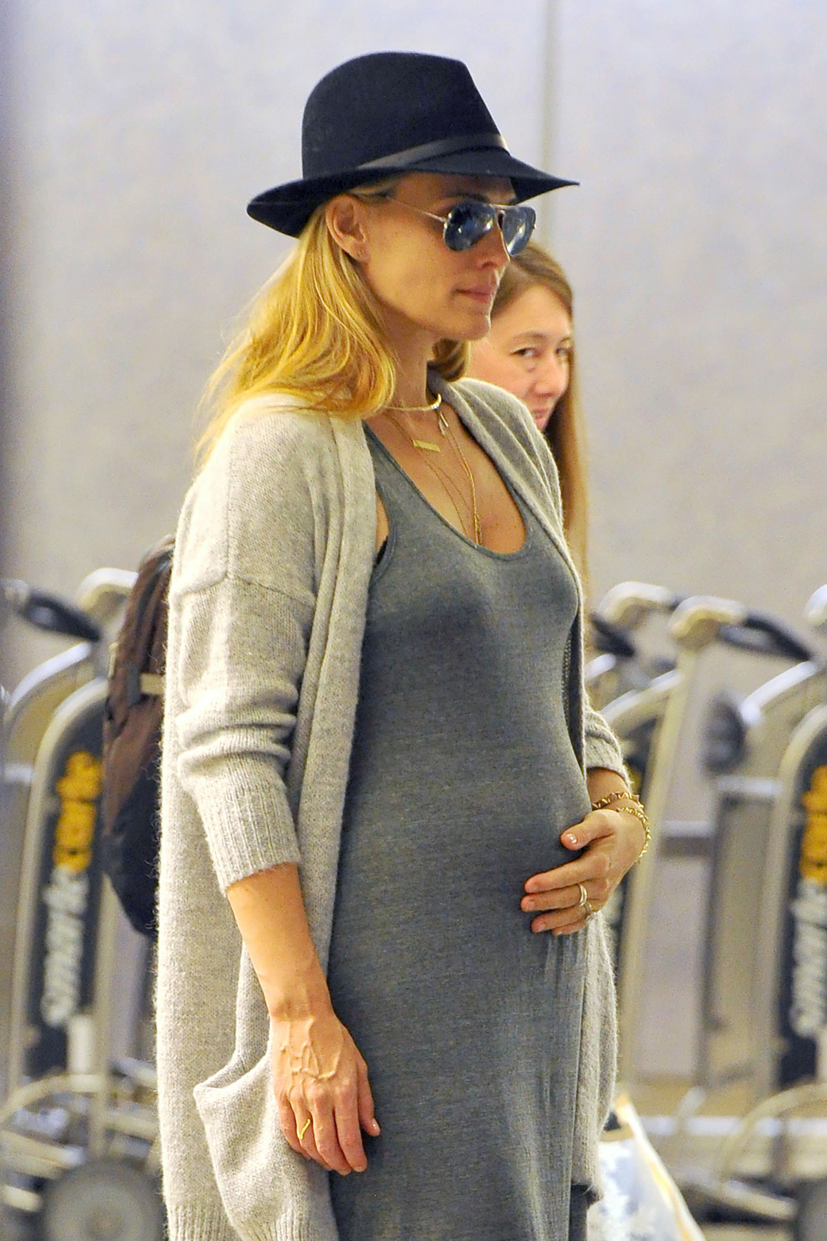 Pregnant MOLLY SIMS at Los Angeles International Airport – HawtCelebs