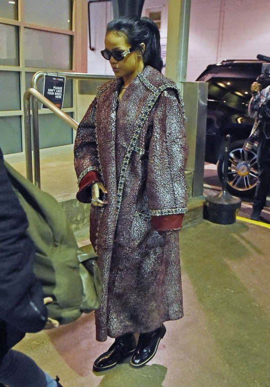 RIHANNA Arrives at a Recording Studio