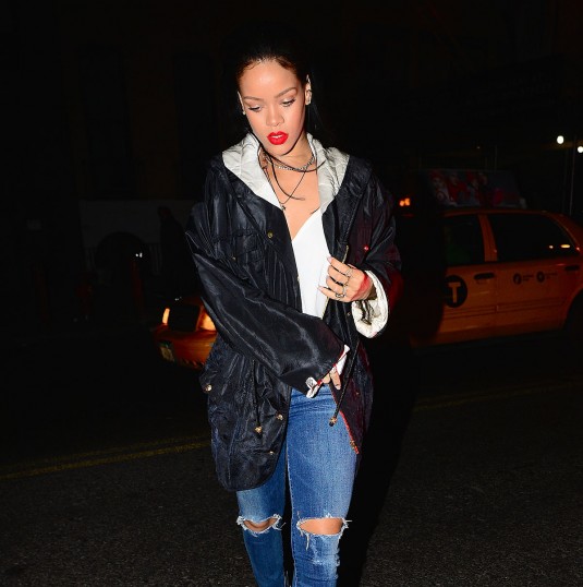 RIHANNA in Ripped Jeans
