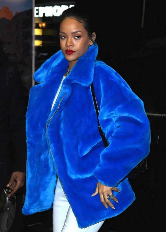 RIHANNA Shopping at Toys R'Us