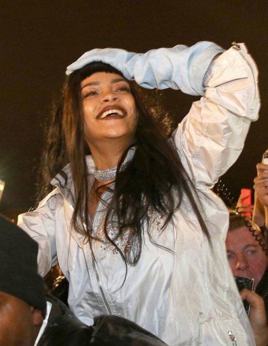RIHANNA films a music video with her fans in Paris
