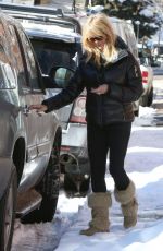 GOLDIE HAWN Out and About in Aspen 1912