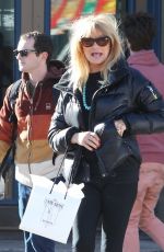 GOLDIE HAWN Out and About in Aspen 1912