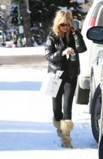 GOLDIE HAWN Out and About in Aspen 1912