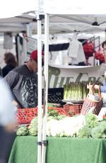 JENNIFER GARNER Shoping at Farmer