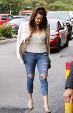 KHLOE KARDASHIAN Arrives at Jerry