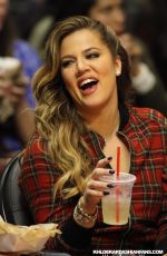 KHLOE KARDASHIAN at Detroit Pistons vs Los Angeles Clippers in Los Angeles