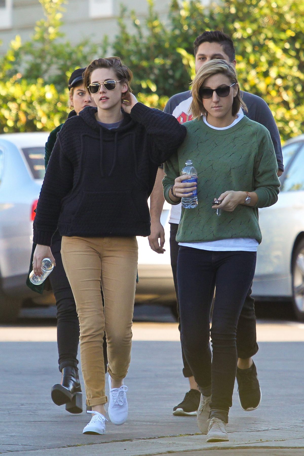 KRISTEN STEWART Out for Lunch with Friends in Los Angeles 2612 KRISTEN STEWART Out for Lunch with Friends in Los Angeles 2612