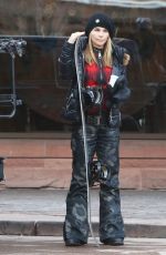 LORI LOUGHLIN Heading to Skiing in Aspen
