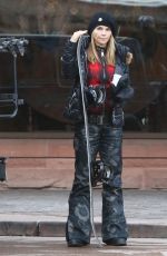 LORI LOUGHLIN Heading to Skiing in Aspen