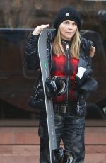 LORI LOUGHLIN Heading to Skiing in Aspen