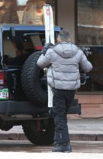 LORI LOUGHLIN Heading to Skiing in Aspen