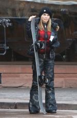 LORI LOUGHLIN Heading to Skiing in Aspen