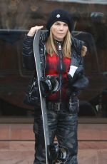 LORI LOUGHLIN Heading to Skiing in Aspen