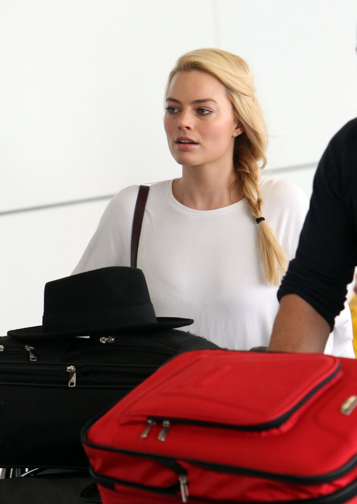 MARGOT ROBBIE Arrives at Airport in Sydney 1212