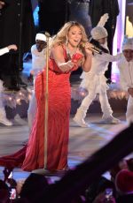 MARIAH CAEREY Performs Rockefeller Christmas Tree Lighting Ceremony