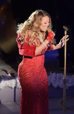 MARIAH CAEREY Performs Rockefeller Christmas Tree Lighting Ceremony