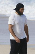 PAMELA ANDERSON and Rick Salomon Walks on Beach in Hawaii