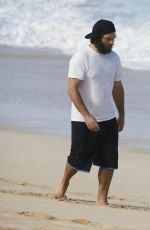 PAMELA ANDERSON and Rick Salomon Walks on Beach in Hawaii