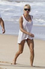 PAMELA ANDERSON and Rick Salomon Walks on Beach in Hawaii